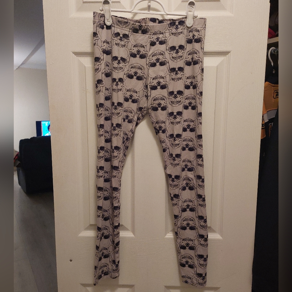 3 for $15! Gray skull leggings